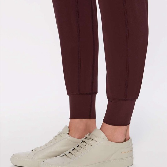 Lululemon Back In Action
Jogger Women's Burgundy - Picture 2 of 8